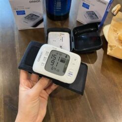 Máy đo huyết áp cổ tay omron hem-6230 của nhật mẫu mới